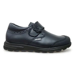 Zapato colegial para niña Pablosky 334620 en piel azul marino con adorno floral en el velcro, vista lateral.