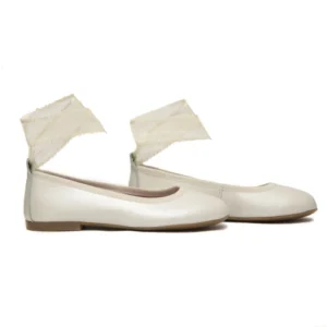 Zapato comunión bailarina beige con cintas.