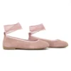 zapato comunion bailarina rosa con cintas.