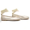 Zapato niña bailarina dorado con cintas.