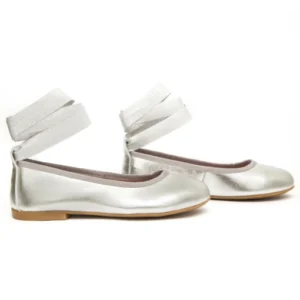 zapato niña bailarina plata con cintas.