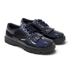 Zapato colegial Pablosky para niña en charol azul marino con flecos y cierre de cordones.