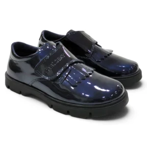 Zapato colegial Pablosky para niña en charol azul marino con flecos y cierre de velcro.