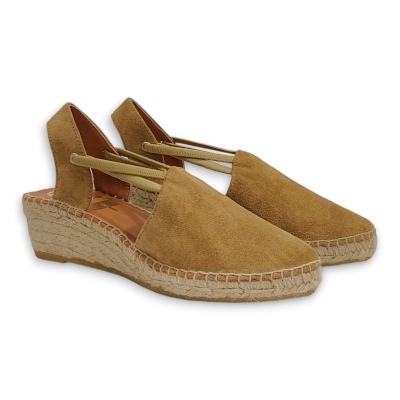 Alpargata cuña marca viguera color camel modelo 1825.