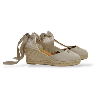Alpargata color beige de mujer con cuña altura 5 cuerdas con cintas.