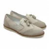 Zapato mocasin comunion niño marca guxs con borlas en ante beige.