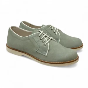 Zapato comunion niño ante verde agua