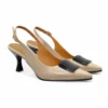 Zapato salon destalonado marca daniela vega. modelo 2619 en charol beige combinado tacon y adorno en color negro.
