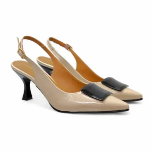 Zapato salon destalonado marca daniela vega. modelo 2619 en charol beige combinado tacon y adorno en color negro.