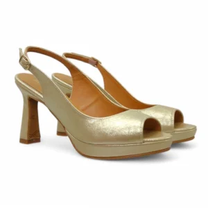 Zapato sandalia daniela vega con plataforma color dorado platino.