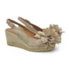 Alpargata cuña Viguera tejido color beige con adorno maxi flor modelo 2210.