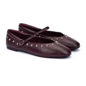 Par de zapatos bailarina burdeos con tachuelas y hebillas, vista frontal-lateral