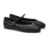 Zapatos bailarina negros con tachuelas, vista frontal y lateral"