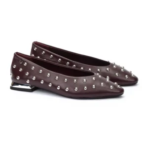 Par de bailarinas Martinelli Vescia de mujer en color burdeos, vista frontal. Zapatos con tachuelas plateadas y punta afilada.