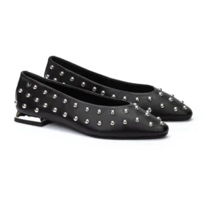 Par de bailarinas Martinelli Vescia negras. Zapatos de mujer con punta afilada y tachuelas plateadas.