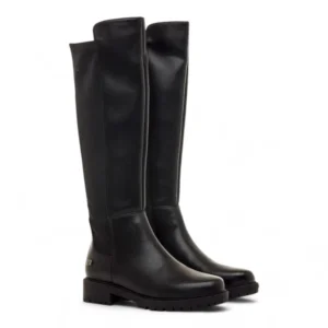 Bota alta mosquetera de mujer Mustang 52458 negra vista frontal con suela track.