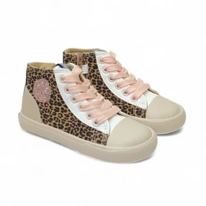 Botas deportivas Mustang de niña con estampado de leopardo y detalles brillantes.