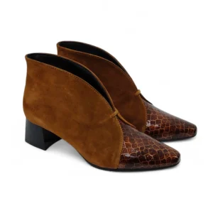 Botines de mujer marrón coñac con punta de piel de cocodrilo y tacón de ancho negro.