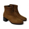Par de botines de mujer marrón con cremallera lateral y tacón negro ancho texturizado.