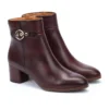 Botines de mujer Pikolinos Calafat W1Z-8588 de piel en color caoba con hebilla decorativa y tacón bloque.