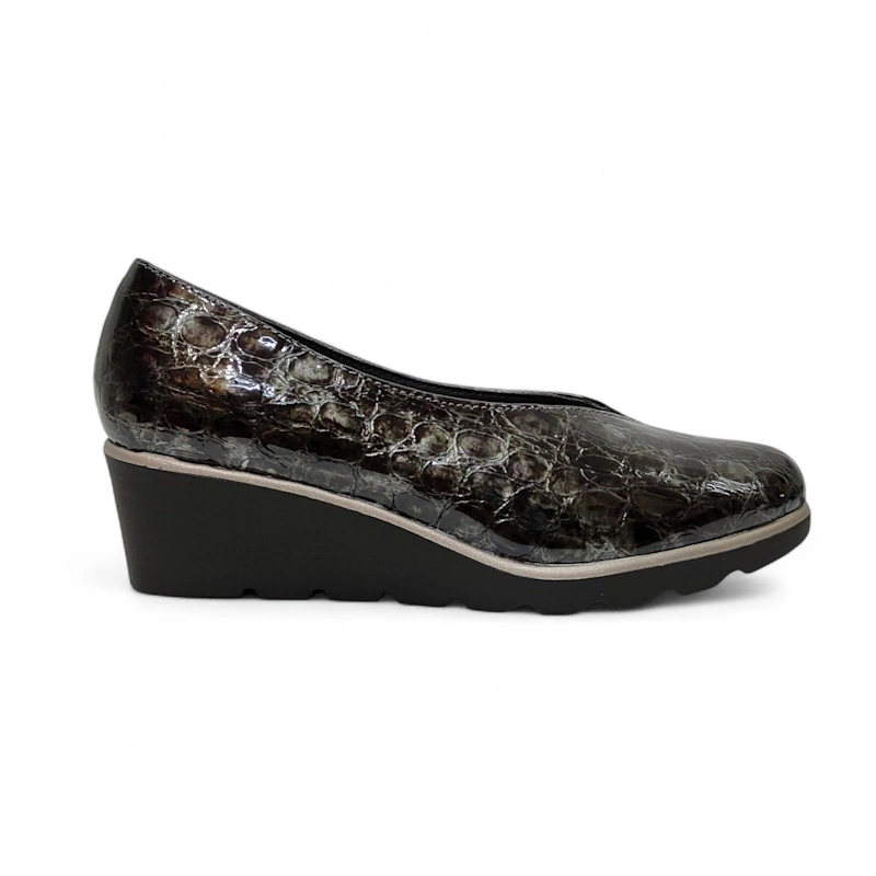 Salón mujer charol plomo cuña lateral perfil Dchicas 3706 comodidad