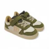 Zapatillas Mustang Free de niño, color caqui y blanco, con cierre de velcro y cordones.