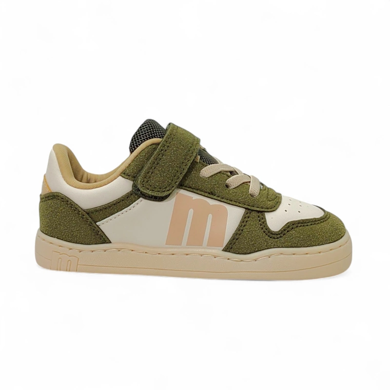 Zapatilla Mustang Free de niño en color kaki con detalles en blanco.