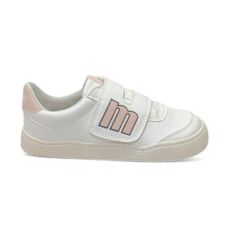 Vista lateral de una zapatilla de niña Mustang Free, blanca, con logo rosa y suela beige.