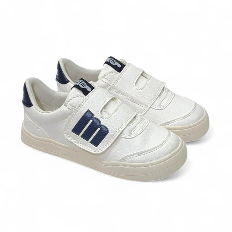 Par de zapatillas deportivas Mustang para niño, blancas con el logo "M" en azul y cierre de velcro.