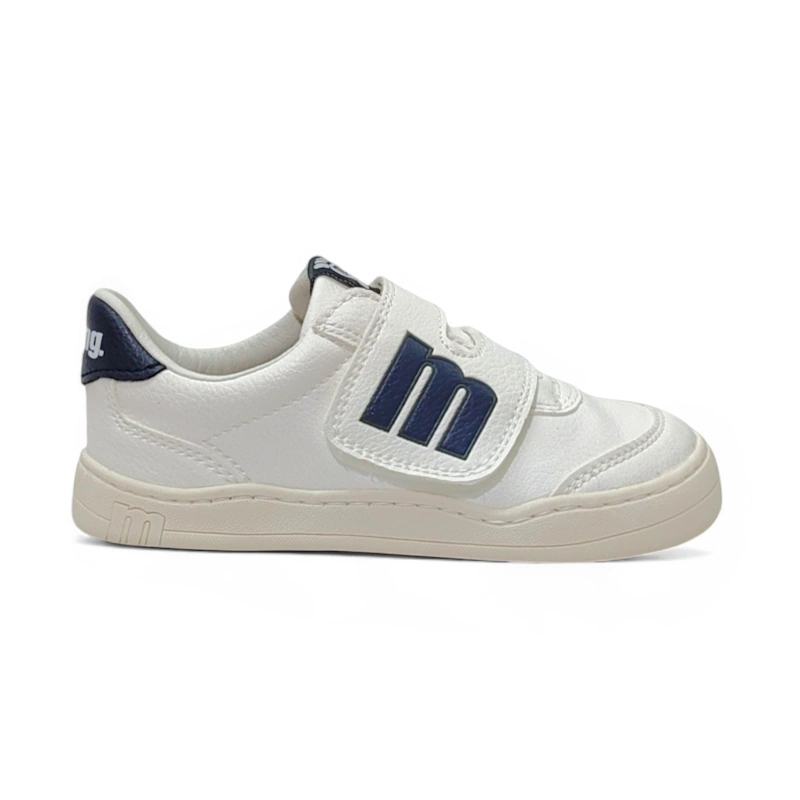 Vista lateral de una zapatilla de niño Mustang Free, blanca, con logo azul y suela beige.