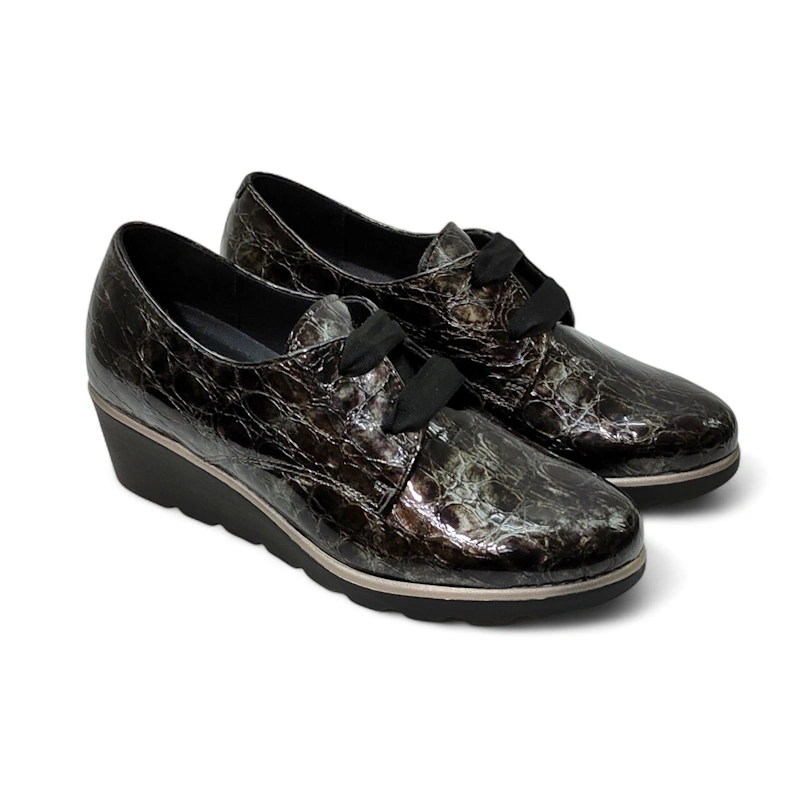 Zapato de cordón mujer cuña Dchicas charol cocodrilo plomo.