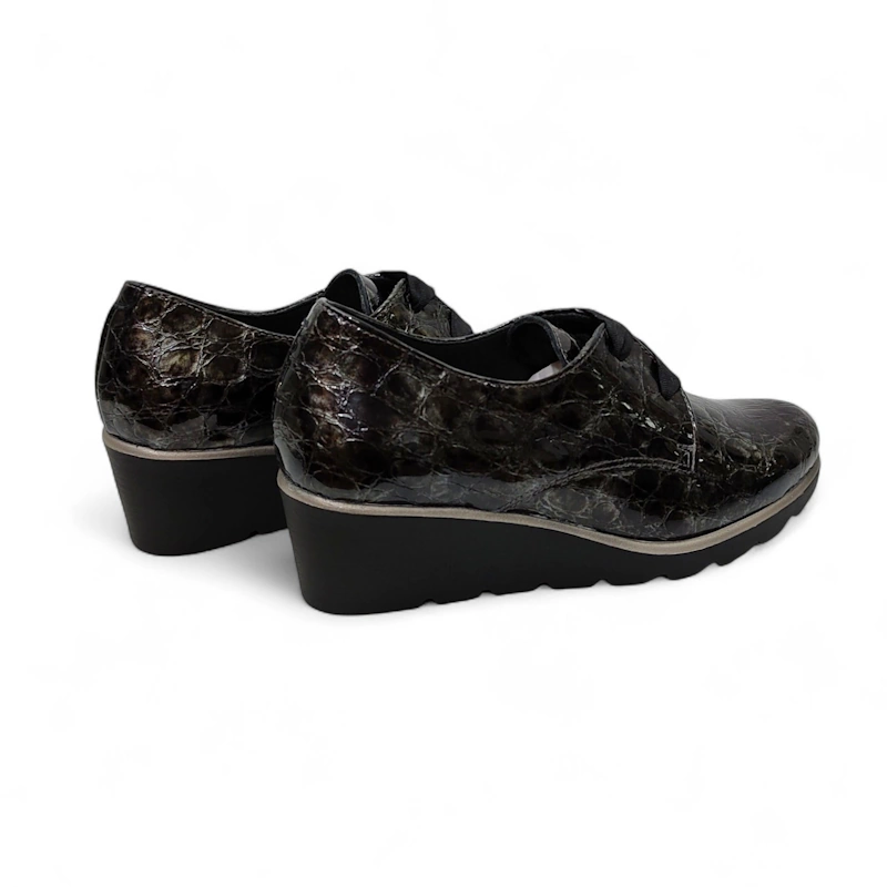 Zapato mujer cordón Blucher cuña charol grabado cocodrilo plomo Dchicas vista trasera