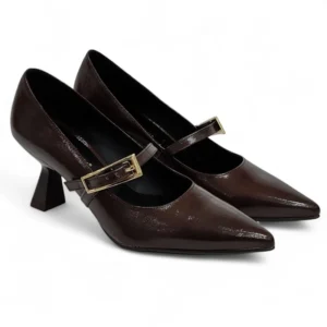 Zapato de Mujer Daniela Vega 2719 Marrón Chocolate Tipo Mary Jane, Piel Efecto Brillo, Hebilla Dorada, Tacón geométrico.