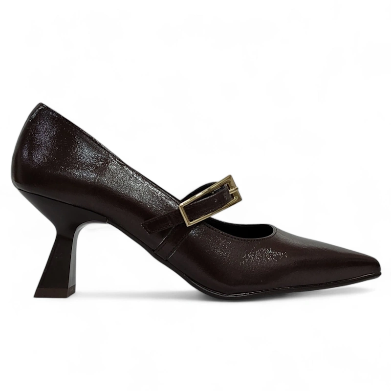 Zapato Daniela Vega 2719 Marrón Oscuro Lateral, Correa Pulsera, Hebilla de Contraste, Tacón Geométrico.