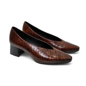 Zapatos de salón de mujer marrón cuero textura cocodrilo punta afilada y tacón ancho.