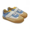 Zapatillas deportivas blanditos barefoot para niño en tonos azul y beige.