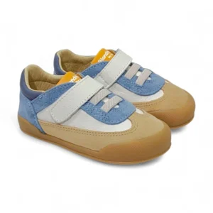 Zapatillas deportivas blanditos barefoot para niño en tonos azul y beige.