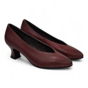 Zapatos de salón mujer Pitillos 10854 burdeos de piel, puntera afilada y tacón bajo acampanado para máximo confort.