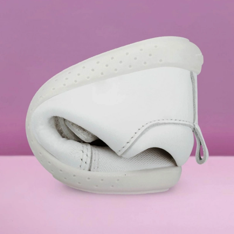 Flexibilidad de la suela de la zapatilla Garvalin barefoot de bebé.