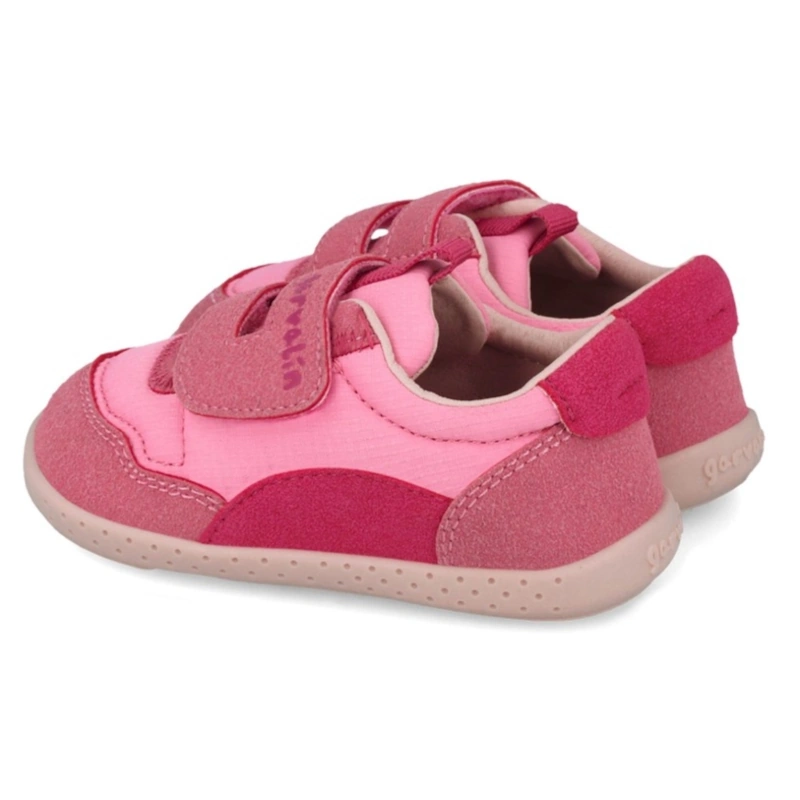 Zapatillas Garvalin barefoot de niña vista posterior en rosa.