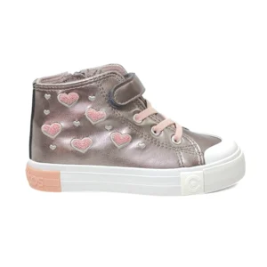 Par de botas Conguitos para niña color plomo con diseño de corazones rosas bordados y cierre de velcro