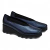 Zapato mujer cuña Lince 51402 piel azul metalizada suela negra dentada.