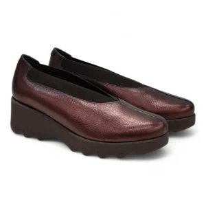 Zapato mujer cuña Lince 51402 piel burdeos brillante suela marrón dentada vista frontal.