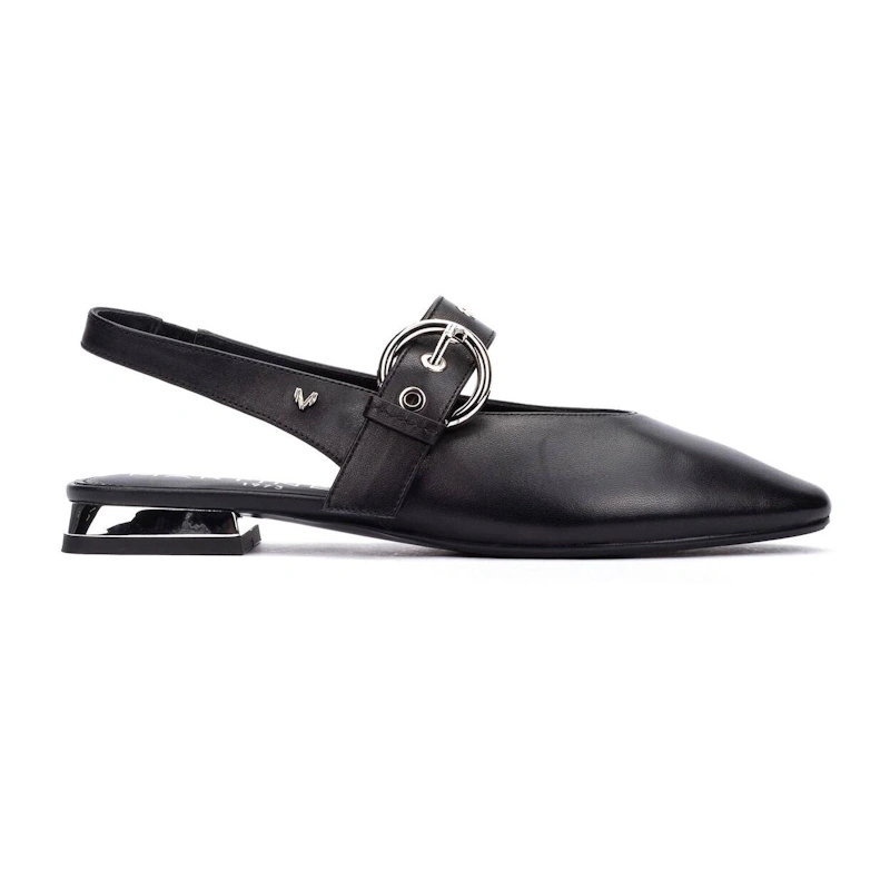 Perfil de zapato plano tipo bailarina destalonada negra Martinelli con tacón metálico.