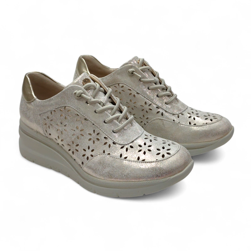 Zapatillas deportivas de mujer Pitillos 11112 en color oro metalizado con calados florales y cordones elásticos