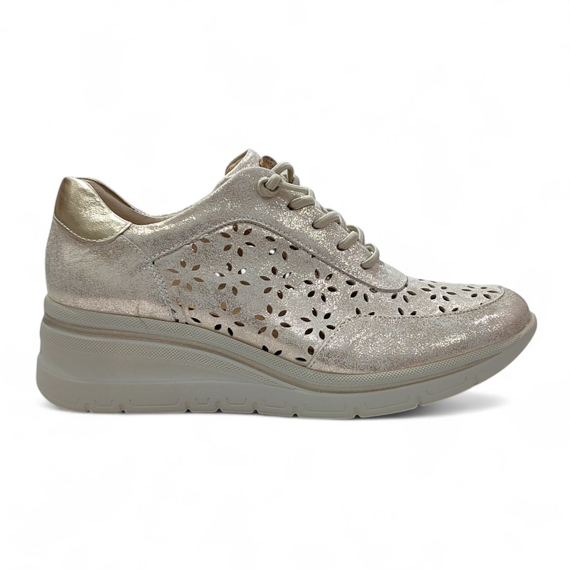 Perfil lateral del zapato deportivo Pitillos 11112 oro con suela de cuña ergonómica y piel troquelada.