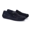 Mocasín de hombre Martinelli Pacific en ante azul marino con detalle de antifaz y logo dorado.