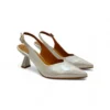 Zapato de salón destalonado Daniela Vega 2315 en color champagne nacarado con punta fina y tacón carrete geométrico.