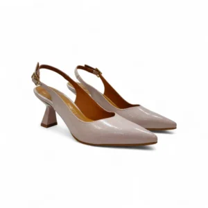 Zapato de salón destalonado Daniela Vega modelo 2315 en color maquillaje con acabado brillante y tacón geométrico.