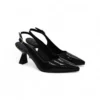 Zapato de salón destalonado Daniela Vega 2315 en color negro con acabado charol y punta fina.
